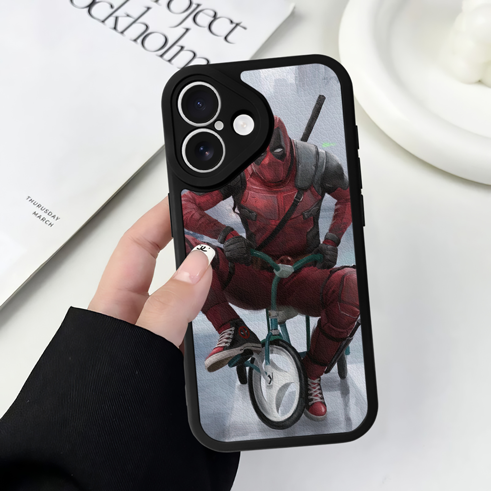 （画像用） Deadpool デッドプール 【iPhone 16シリーズ対応】シリコンスマホケース（レザー調） 材質：シリコン